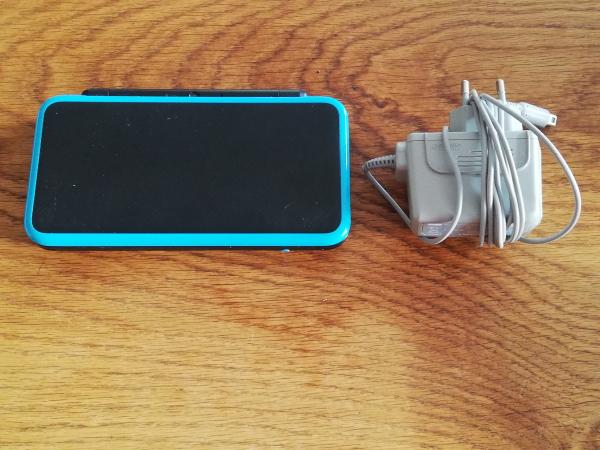 Nintendo 2DS Türkis/Schwarz Model Jan 001 mit Ladekabel